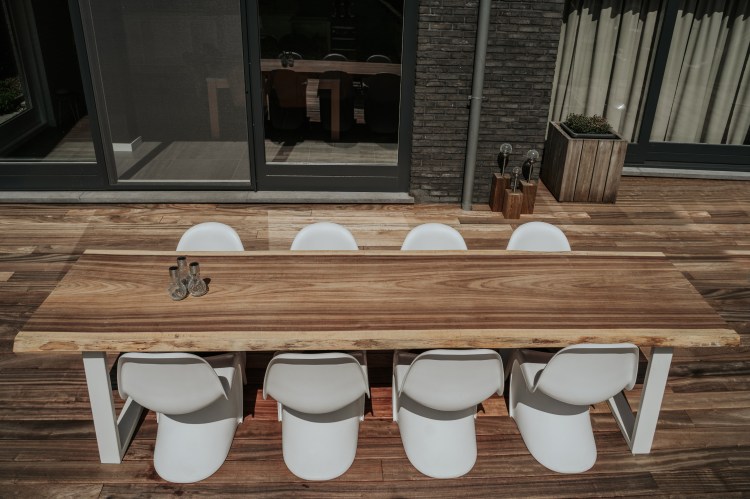 foto van houten terras